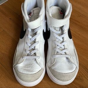 Nike Blazers Size 1Y - Gender Neutral